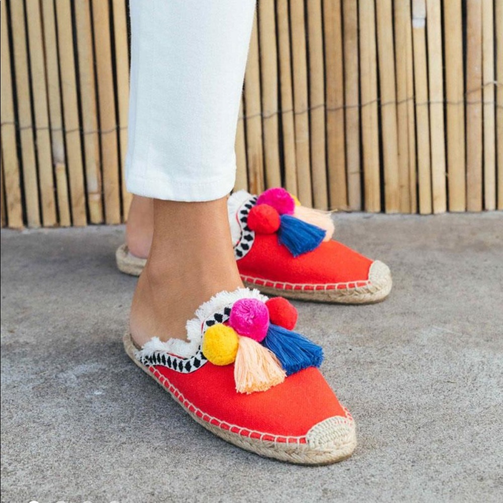 SOLUDOS coco pompom mule